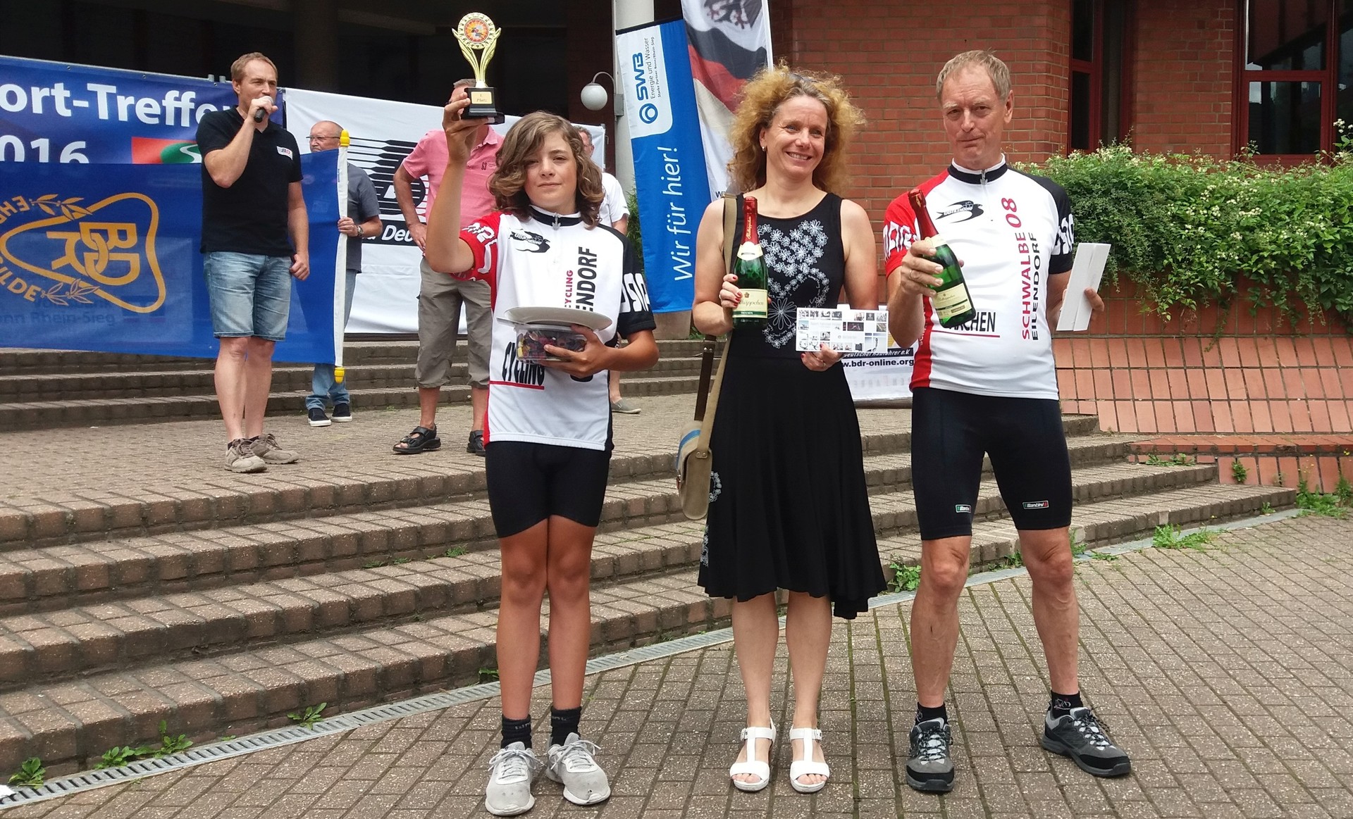 Nach der Mannschaftssiegerehrung wurden auch die Sieger des Bergzeitfahrens geehrt: v.l.n.r. Leon Schloemer, Silvia Friedenberger, Karl-Heinz Klein